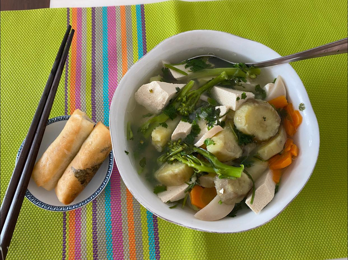 Cô ăn luân phiên cơm gạo lức, phở, miến... để chống ngán. Trong ảnh là hai món phở trộn đậu hũ, nấm và canh bí đao.