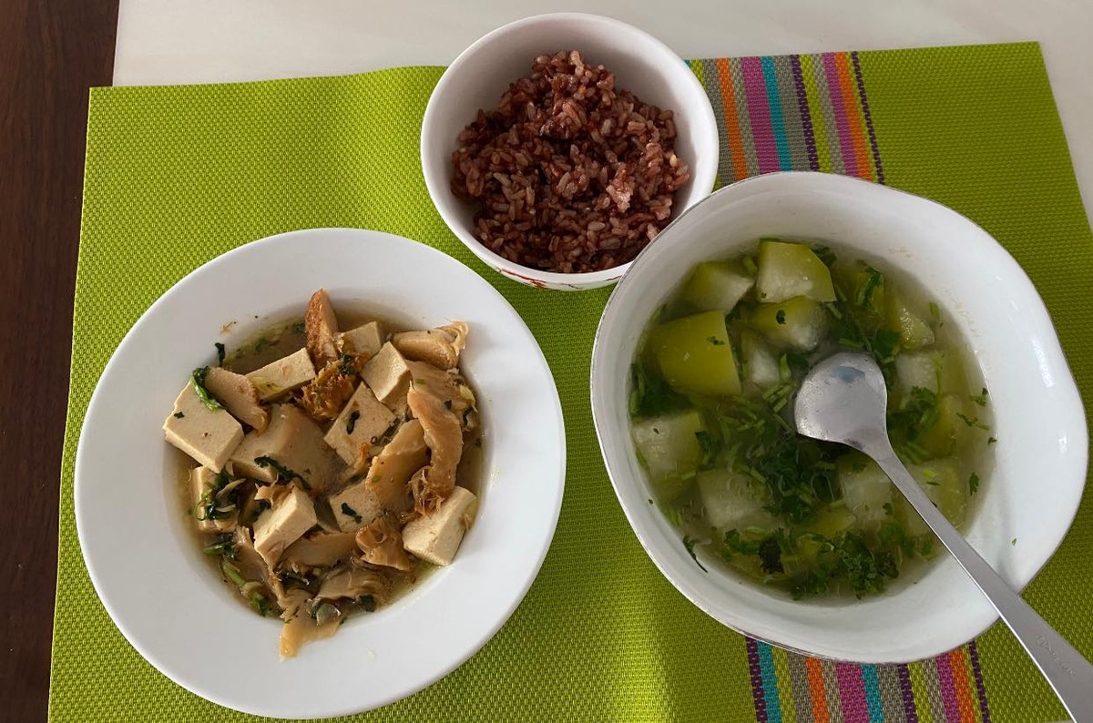 “Trâm chọn giảm cân an toàn qua việc ăn uống, tập luyện vì vẫn giúp cơ thể khỏe mạnh, đủ sữa và đảm bảo chất lượng sữa cho con chứ không phải giảm cân cấp tốc bằng các loại thuốc”, cô nói. Ảnh: FB, IT.