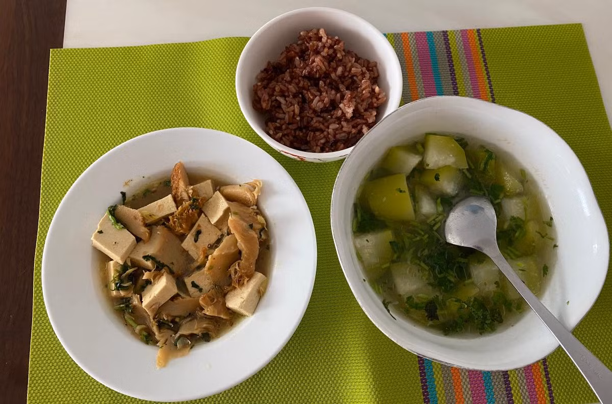 “Trâm chọn giảm cân an toàn qua việc ăn uống, tập luyện vì vẫn giúp cơ thể khỏe mạnh, đủ sữa và đảm bảo chất lượng sữa cho con chứ không phải giảm cân cấp tốc bằng các loại thuốc”, cô nói. Ảnh: FB, IT.