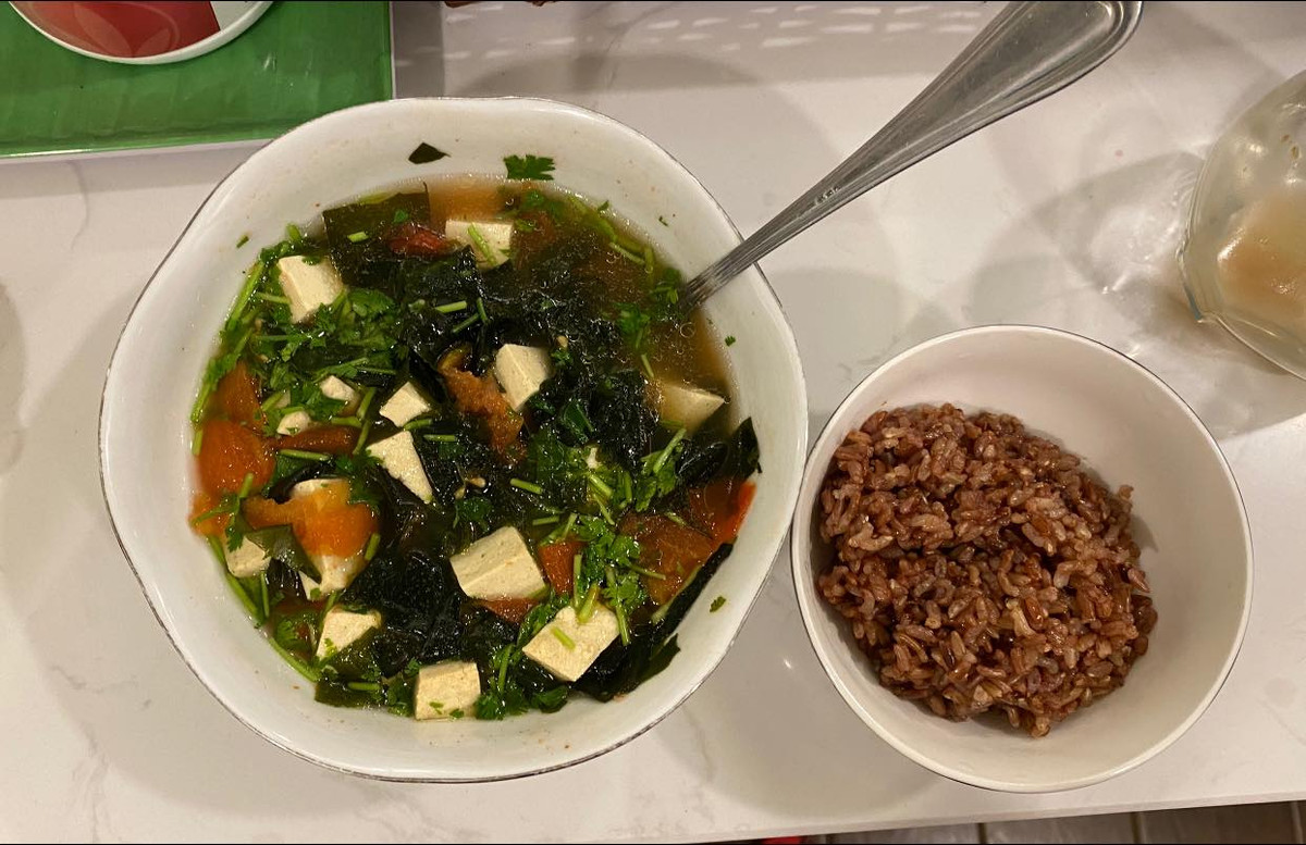 Bên cạnh chế độ ăn uống đầy đủ, nữ ca sĩ cho rằng việc uống thật nhiều nước cũng hết sức quan trọng.