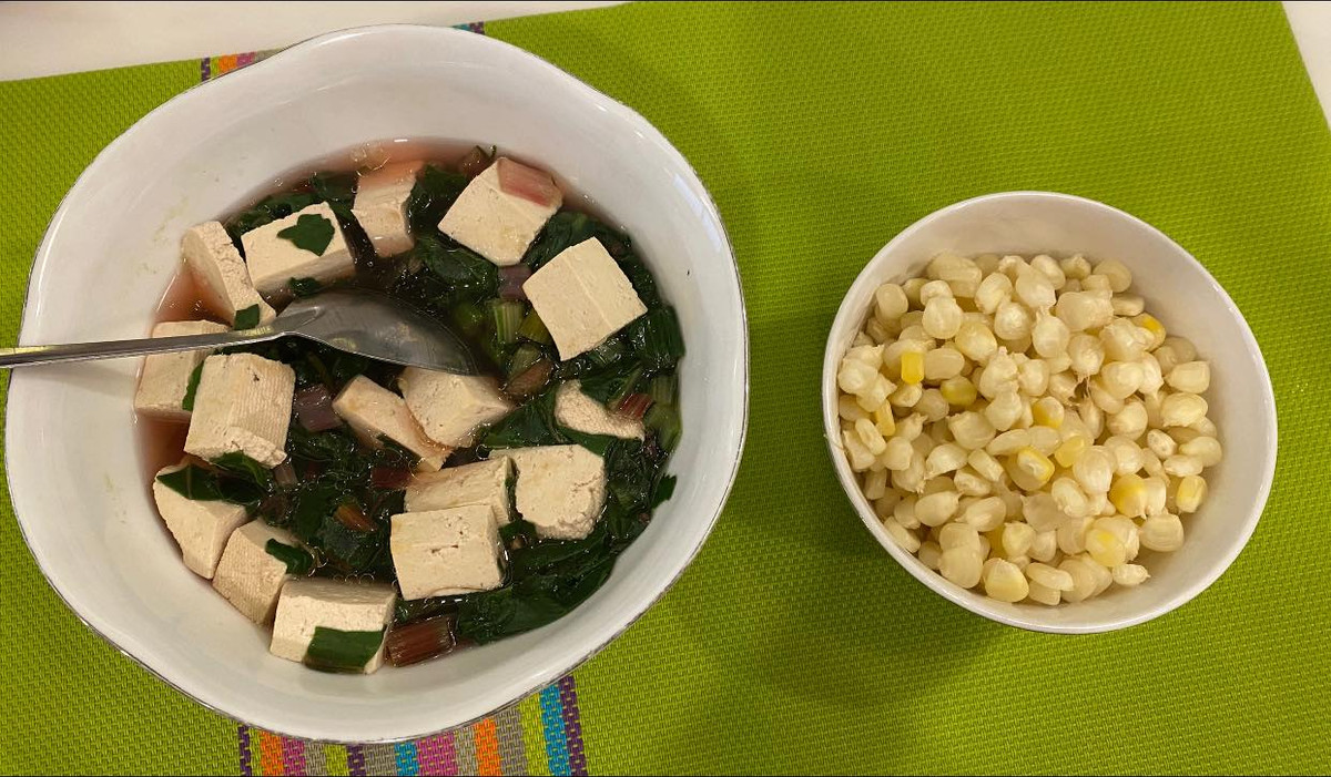 Ngoài ra, cô vẫn bổ sung các loại protein, vitamin tổng hợp, canxi cần thiết cho bà mẹ nuôi con bú theo chỉ dẫn của chuyên gia. 