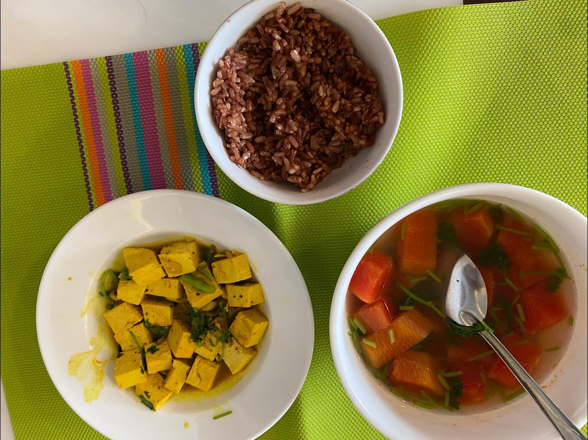 Đặc biệt, các món ăn chay ở cữ của nữ ca sĩ gồm canh rau củ chay, cơm gạo lức, miến, phở phân chia ngày ăn bài bản nhằm kiểm soát cân nặng mà vẫn đủ sữa cho con gái.