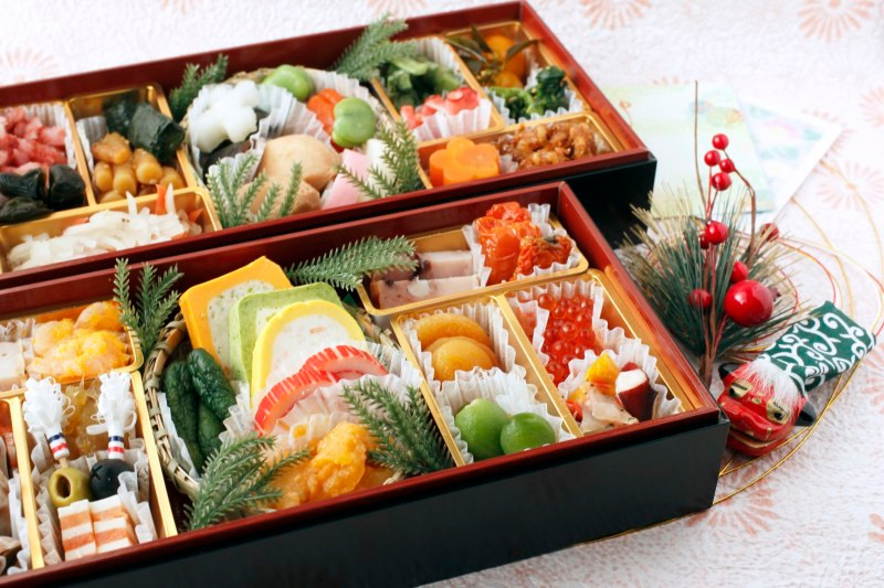 7. Nhật Bản – Osechi: Người dân Nhật Bản ăn mừng năm mới vào Tết dương lịch. Những món ăn đặc biệt dành riêng cho ngày Tết người Nhật gọi là Osechi bao gồm súp Ozoni, mứt đậu đen, Tazukuri (cá mòi tẩm đường và tương rán giòn), tôm chiên, bánh dày... được chế biến kỹ lưỡng, mỗi món lại có một ý nghĩa may mắn riêng.