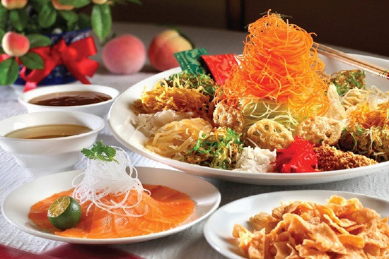 Món Yu Sheng làm từ cá hồi tươi kết hợp với các loại trái cây, rau củ như bưởi, đu đủ, củ cải, cà rốt thái sợi, rau sống, đậu phộng, vừng (mè)... Để thưởng thức món ăn này đúng nghĩa, người ăn sẽ xới món ăn lên càng cao càng tốt và trộn đều với nước sốt từ quả mận và thưởng thức.