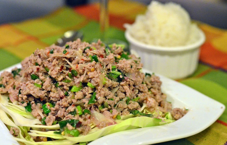 2. Lào - Món Lạp: Tết ở đất nước Triệu Voi Lào còn được gọi là Songkran, được tổ chức từ ngày 14 – 16/4 hàng năm. Bữa cơm đầu tiên trong năm mới của người Lào không thể thiếu món ăn may mắn có cái tên khá lạ, món lạp. Theo tiếng Lào thì lạp có nghĩa là lộc. Món ăn này được làm từ thịt gà hoặc thịt bò tươi, ăn kèm cơm nếp.