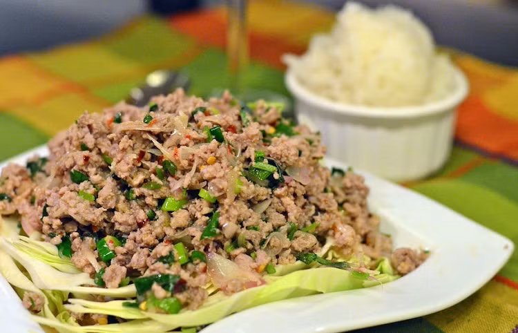 2. Lào - Món Lạp: Tết ở đất nước Triệu Voi Lào còn được gọi là Songkran, được tổ chức từ ngày 14 – 16/4 hàng năm. Bữa cơm đầu tiên trong năm mới của người Lào không thể thiếu món ăn may mắn có cái tên khá lạ, món lạp. Theo tiếng Lào thì lạp có nghĩa là lộc. Món ăn này được làm từ thịt gà hoặc thịt bò tươi, ăn kèm cơm nếp.