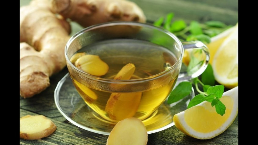 Uống trà gừng: Gừng được biết đến rộng rãi với tác dụng tăng thân nhiệt. Các polyphenol trong gừng hoạt động như một thành phần tự nhiên, giúp cải thiện lưu thông máu và làm ấm cơ thể, bao gồm cả bàn chân. Gừng có thể thúc đẩy quá trình sinh nhiệt, do đó giảm nhạy cảm với lạnh.