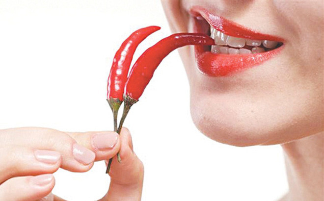 Thử ăn cay: Khi bạn ăn các loại thực phẩm có nhiều gia vị cay, nhiệt độ cơ thể sẽ tăng lên. Ớt có nhiều vitamin A và C, giúp tăng cường sức mạnh cho động mạch và các mạch máu khác, có thể ngăn ngừa chứng tê lạnh tay chân vì tuần hoàn kém.