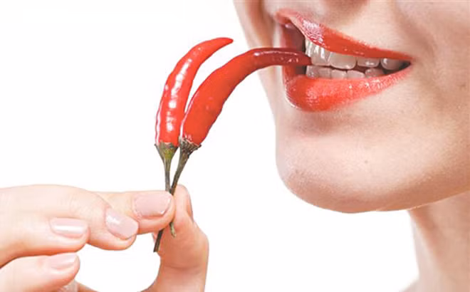 Thử ăn cay: Khi bạn ăn các loại thực phẩm có nhiều gia vị cay, nhiệt độ cơ thể sẽ tăng lên. Ớt có nhiều vitamin A và C, giúp tăng cường sức mạnh cho động mạch và các mạch máu khác, có thể ngăn ngừa chứng tê lạnh tay chân vì tuần hoàn kém.