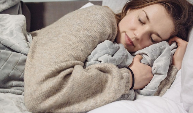 Mặc quần áo rộng: Dây thắt lưng, tất chân, hoặc cạp quần chật sẽ dẫn đến sự tuần hoàn máu kém, cơ thể có thể bị lạnh hơn.