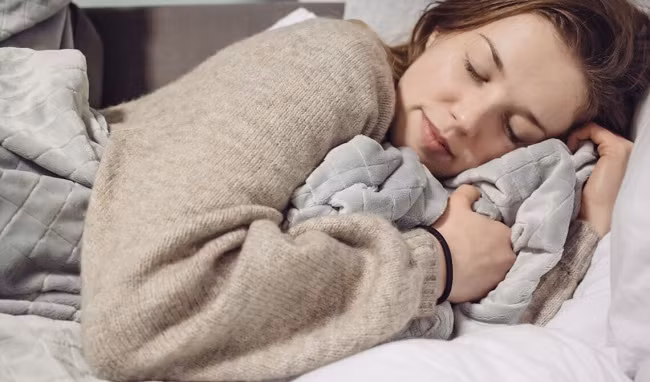 Mặc quần áo rộng: Dây thắt lưng, tất chân, hoặc cạp quần chật sẽ dẫn đến sự tuần hoàn máu kém, cơ thể có thể bị lạnh hơn.