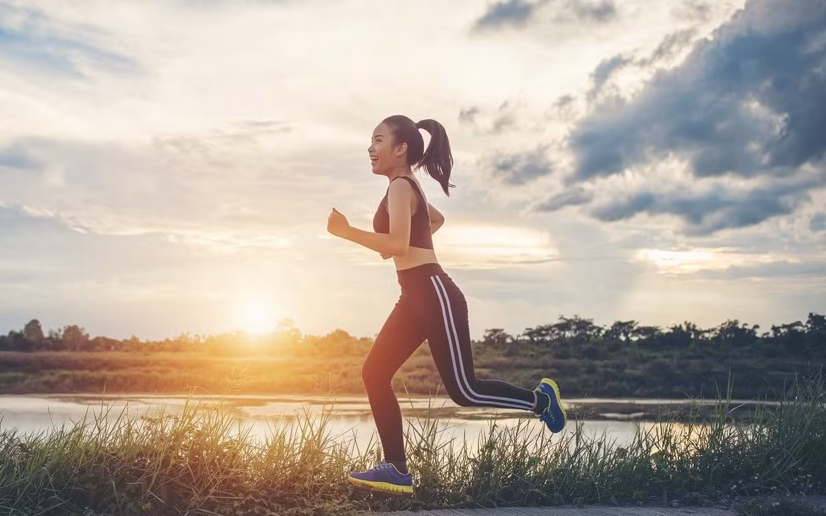 Tập thể dục: Để làm ấm cơ thể, bạn có thể làm một việc đơn giản nhất là vận động cơ thể bằng những động tác thể dục nhẹ nhàng như đi bộ, nhảy dây. Điều này sẽ giúp máu lưu thông tốt hơn và bàn chân sẽ được giữ ấm suốt cả ngày.