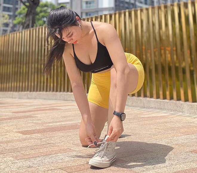 Bài 3: Squat. Cầm bóng Bosu bằng 2 tay, thẳng lưng, gồng core, từ từ ngồi xuống, đầu gối mở hướng theo đầu mũi chân. Sai lầm trong squat thường là bắn hông lên trước hoặc đầu gối chụm vào phía trong. Các bạn nhớ gồng đùi và đạp thật mạnh lên, sau đó siết chặt cơ mông. Chúng ta thực hiện 3 set x 15 rep