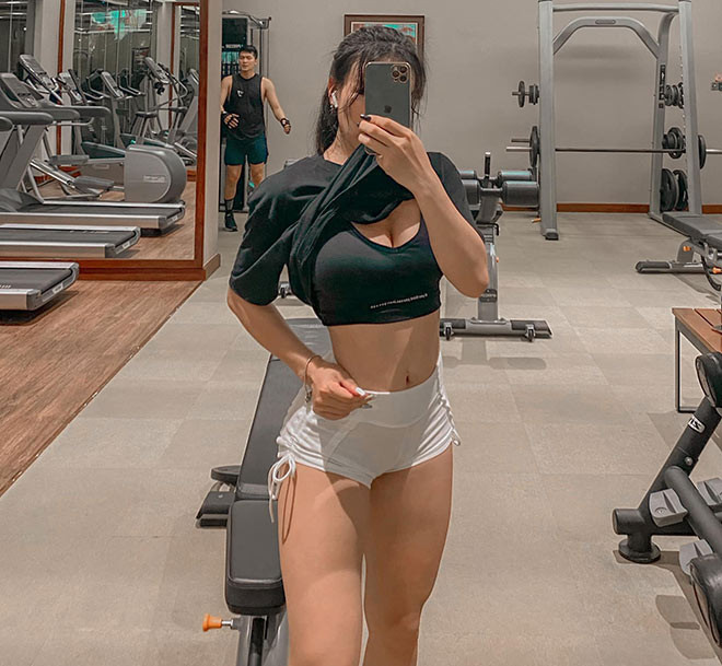 Huyền Dior chia sẻ: “Bóng Bosu là vật dụng hỗ trợ tập luyện vòng 3 rất tốt mà lại không mất nhiều diện tích. Các bạn có thể áp dụng các bài tập này tại nhà hoặc tại cơ quan để có thân hình đẹp và đường cong thu hút hơn. Các bạn cố gắng duy trì các bài này 2 buổi/tuần. Tập đủ như Huyền hướng dẫn đảm bảo các bạn sẽ có một vòng 3 tuyệt vời”.