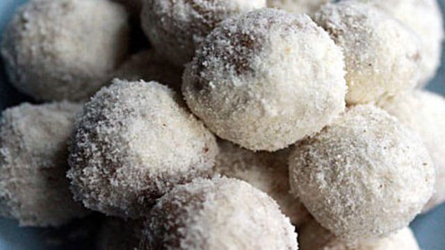 Bánh hút Lục Ngạn: Là loại bánh được làm từ bột gạo nếp, mật mía và rau cải cay (cải xanh). Rau cải cay rửa sạch giã nhỏ vắt lấy nước, nhào bột gạo nếp với nước lá cải cay sau đó nặn bánh (nặn tròn như bánh trôi), thả bánh vào chảo dầu ăn chiên tới khi vàng đều vớt bánh ra, nhanh tay thả vào nồi mật mía (nồi mật đun nhỏ lửa). Bánh có vị ngọt thơm của mật mía hòa quyện với gạo nếp rất thơm ngon.