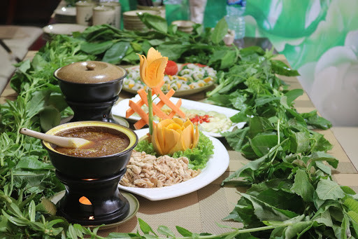 Gỏi cá mè Hiệp Hòa là món ăn dân dã đặc trưng thường được làm mời khách quý khi đến Bắc Giang chơi. Món ăn này có hương vị độc đáo này khiến ai ăn rồi nhớ mãi không quên. Ăn gỏi cá mè không thể thiếu các loại rau thơm làm gia vị như: lá đinh lăng, lá sung, lá cây lộc vừng…Ảnh: IT. 