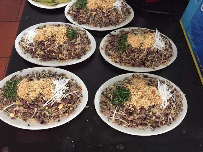 Nham Cá: Là món ăn khá xa lạ đối với những thực khách chưa một lần ghé thăm Bắc Giang. Nham cá được làm từ các nguyên liệu như trám đen, thịt ba chỉ, cá chép, rau thơm, khế chua, lạc rang, rau húng,… tất cả được đem sơ chế và trộn đều với nhau, rắc thêm lên trên một chút lạc rang thơm lừng đã được giã nhỏ. Món này bạn có thể ăn kèm với tương bần.