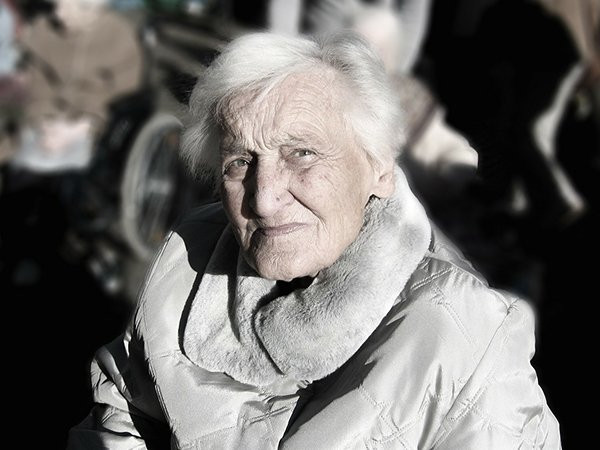 Giúp ngăn ngừa bệnh Alzheimer: Trà lựu có đặc tính chống thoái hóa thần kinh. Punicalagin và urolithins trong trà có thể giúp làm chậm sự tiến triển của các bệnh thoái hóa thần kinh như Alzheimer. Urolithins có thể giúp ngăn ngừa viêm các tế bào thần kinh trong khi punicalagin làm giảm suy giảm trí nhớ do viêm.