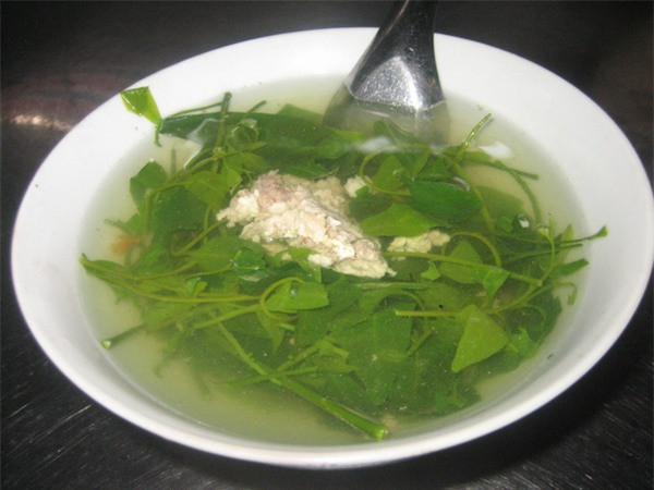 Rau ngót rừng có màu xanh thẫm, óng ả, mỡ màng, chứa hàm lượng protit và acid amin cao hơn hẳn các loại rau khác, rau sắng đặc biệt rất bổ cho những phụ nữ mới sinh và người mới ốm dậy, loại rau này còn được coi là một vị thuốc chữa bệnh đường ruột rất tốt.