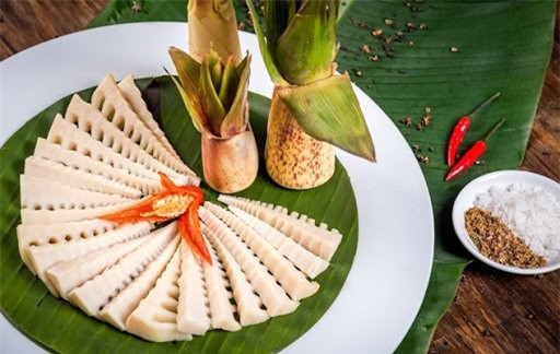 Các loại măng này đều có thể chế biến thành nhiều cách khác nhau: luộc, xào, nấu canh, làm măng ớt, măng chua hoặc phơi khô để ăn dần…Đặc biệt, món măng nướng chấm chẳm chéo đã trở thành thứ đặc sản không phải ai cũng có may mắn thưởng thức. Ảnh: Internet.