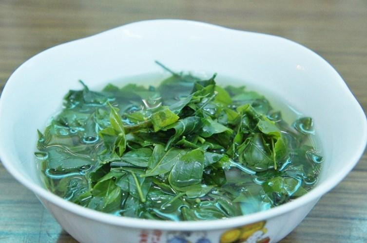 Rau có vị ngọt và lạ miệng nên được rất nhiều người ưa chuộng. Canh rau ngót rừng có thể nấu với cá rô, cá quả, thịt nạc, thịt gà, sườn, giò sống hay tôm nõn... Canh sôi lại là bắc ra ngay, bởi nếu nấu nhừ quá lá rau lại mất vị ngọt. Khi không có thịt cá, chỉ rau ngót nấu suông thôi cũng đủ ngọt ngon lắm rồi.