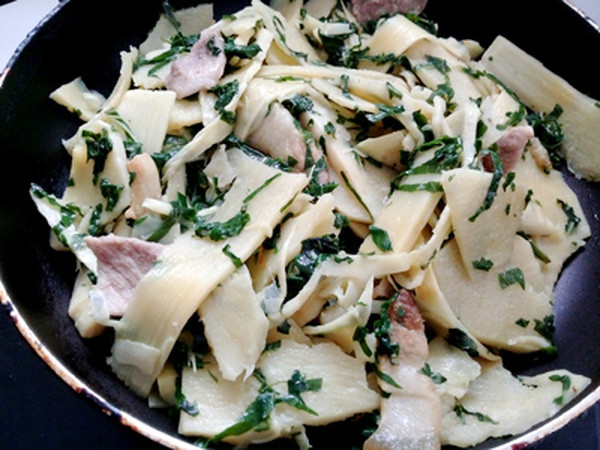 Măng rừng: Có rất nhiều loại măng rừng như: măng vầu, măng nứa, măng mai, măng trúc, măng sặt, măng nứa, măng lay… thứ thì ngọt, thứ thì đắng, thứ màu trắng, thứ lại hơi vàng, thứ lại tim tím…