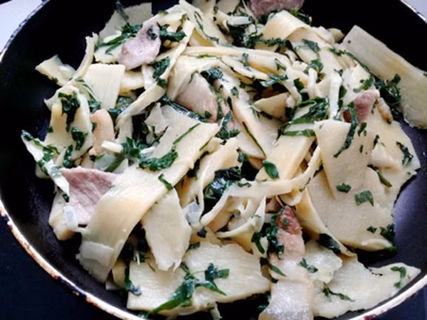 Măng rừng: Có rất nhiều loại măng rừng như: măng vầu, măng nứa, măng mai, măng trúc, măng sặt, măng nứa, măng lay… thứ thì ngọt, thứ thì đắng, thứ màu trắng, thứ lại hơi vàng, thứ lại tim tím…