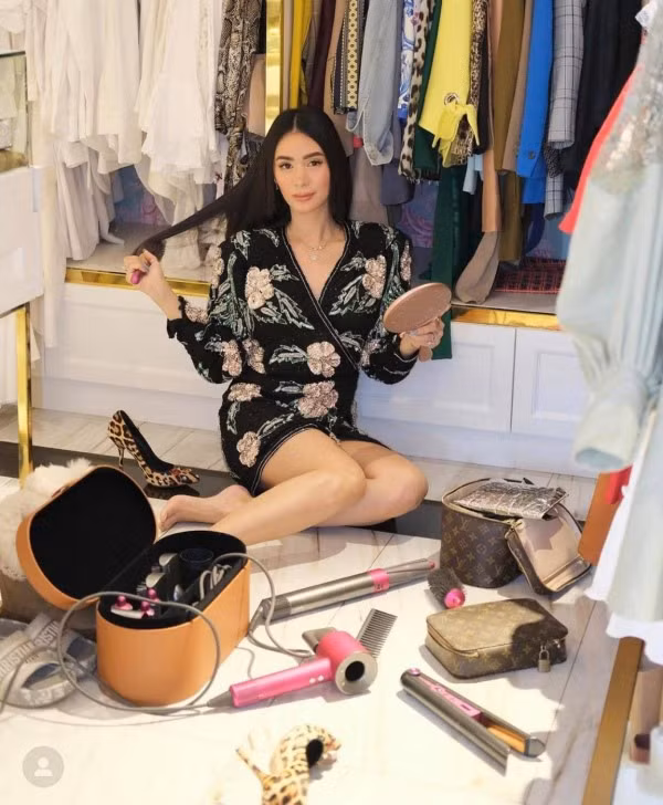 Heart Evangelista được hơn 2,4 triệu lượt theo dõi trên mạng xã hội, là biểu tượng thời trang được phái đẹp Philippines học hỏi.