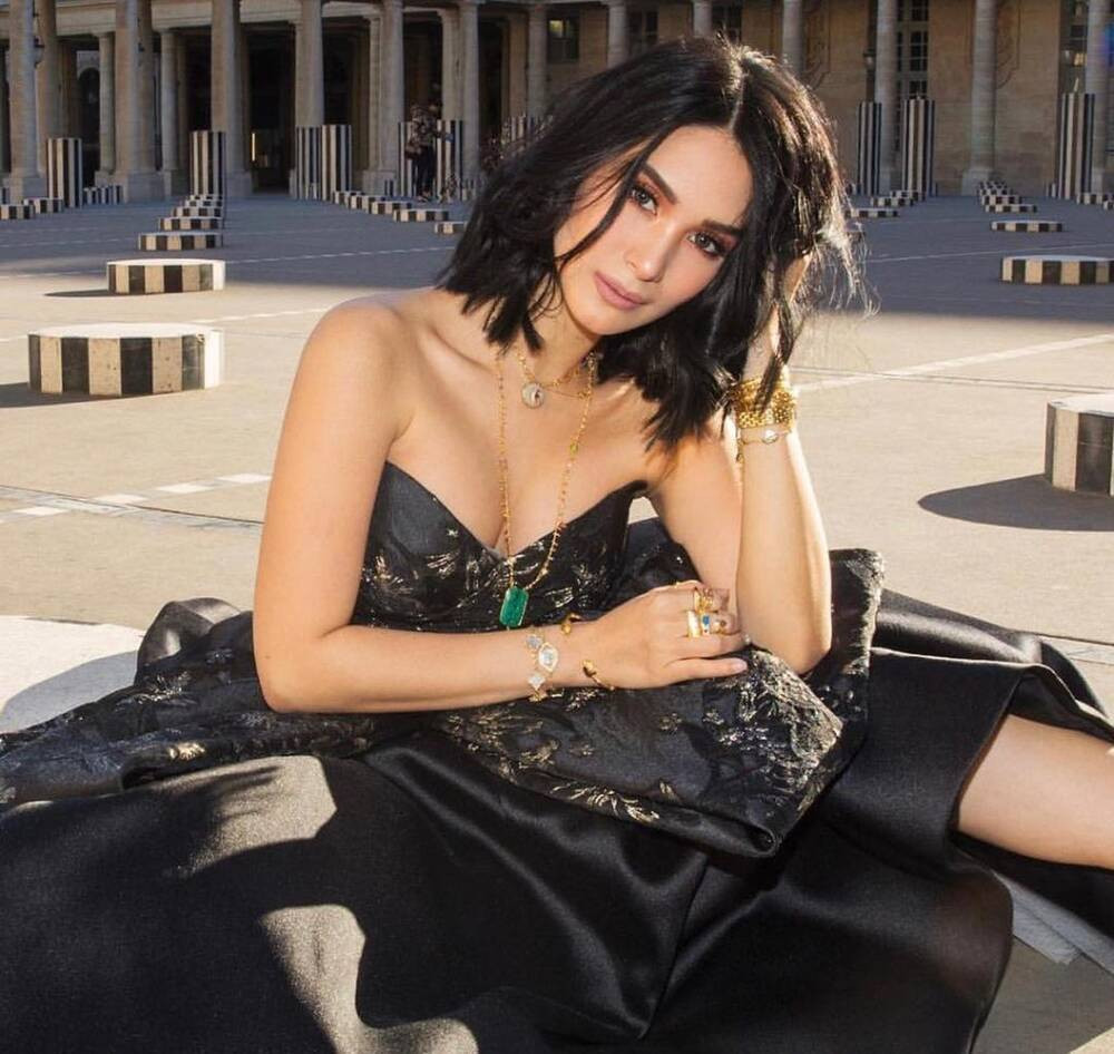 Mỹ nhân 35 tuổi khoe vòng một đầy đặn trong chiếc đầm cúp ngực táo bạo.