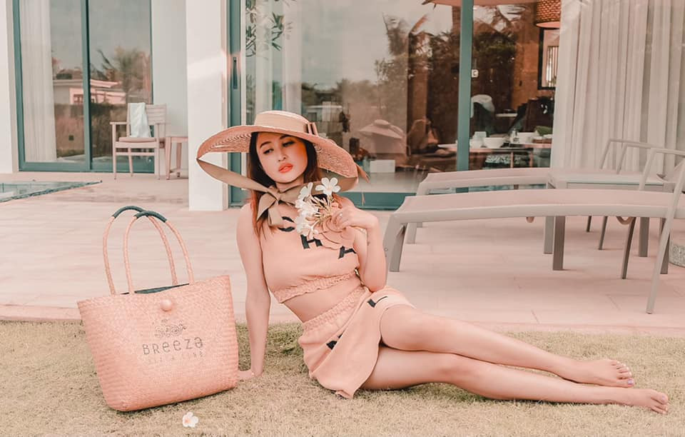 Để có được vòng 2 thon gọn, vòng 1 và vòng 3 nảy nở Mina Phạm đã phải rất chú trọng đến việc rèn luyện vóc dáng, thông qua chế độ luyện tập. Thời điểm chưa giãn cách, cô đến phòng gym 3-4 buổi/tuần.