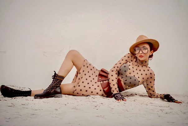 Mina có cho mình quan điểm rõ ràng về việc chăm da, dưỡng dáng để ngày càng xinh đẹp hơn. Cô chia sẻ: “Muốn gặp được hoàng tử thì hãy tự biến mình thành công chúa", cũng vì vậy mà người đẹp này luôn đặc biệt chú trọng đến ngoại hình.