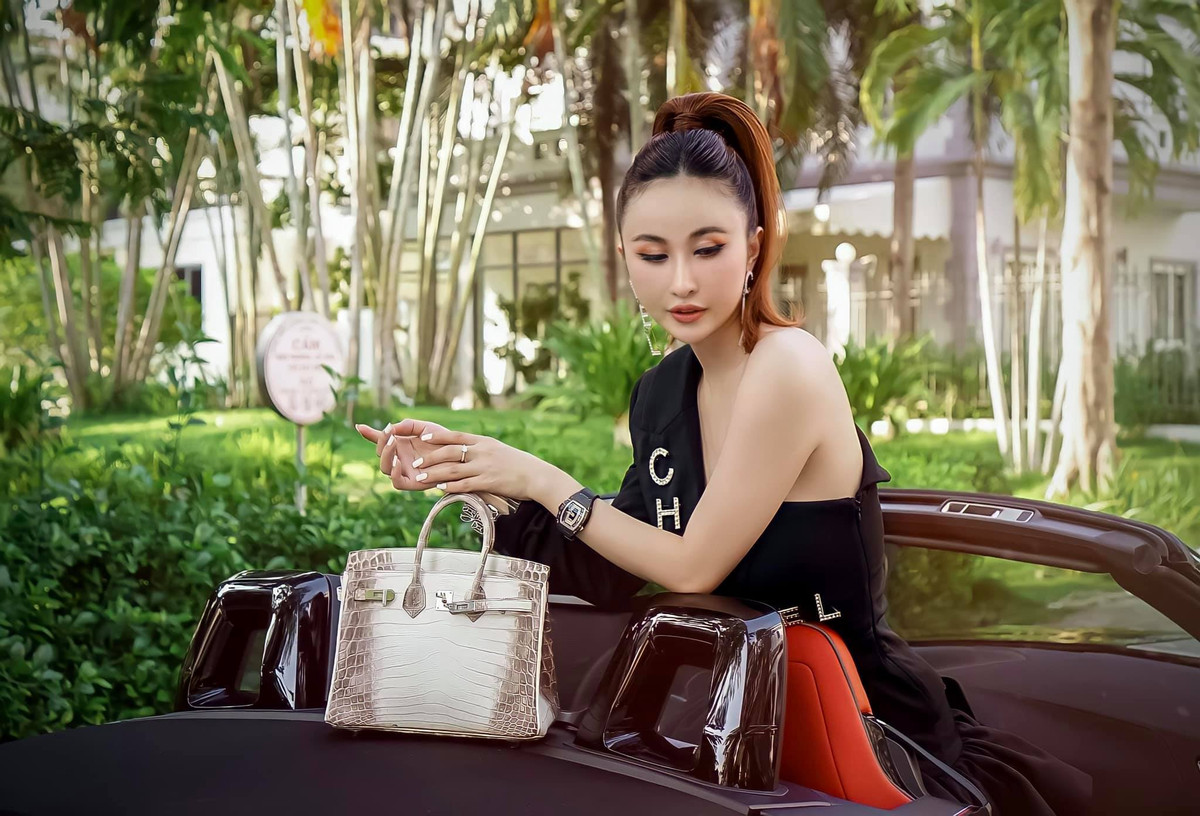 Mina Phạm luôn tuân thủ các bí quyết dưỡng da giữ dáng để duy trì nhan sắc trẻ trung như gái đôi mươi nhằm giữ chân được chồng đại gia Minh Nhựa.