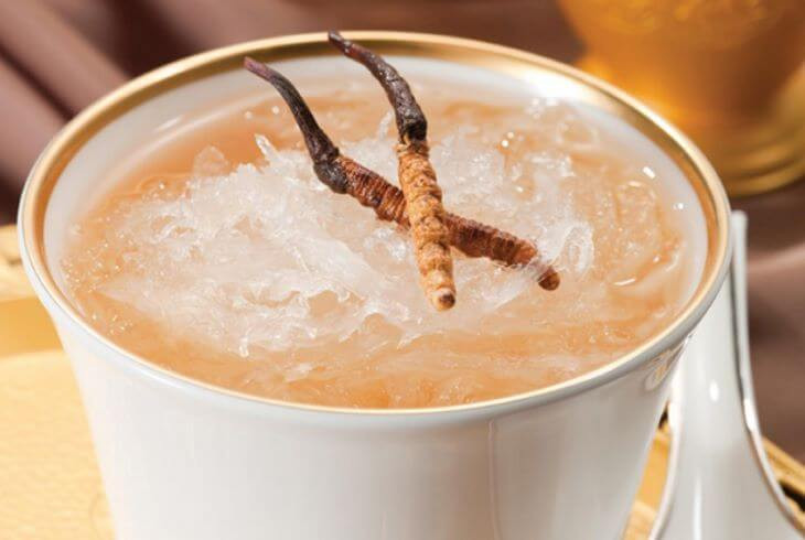 Mina Phạm cho biết, đông trùng hạ thảo là tổ hợp của những chất hóa học như Ca, Fe, Zn, Mn, Cu, Selen, có tác dụng làm cho cơ thể trở nên dẻo dai, tăng khả năng miễn dịch. Đặc biệt là làm chậm quá trình lão hóa của phụ nữ, giúp lưu thông khí huyết và trẻ hóa làn da.