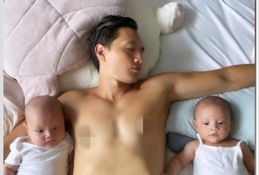 Kim Lý chăm con giúp vợ nhưng lại ngủ quên trong khi cặp sinh đôi Leon và Lisa vẫn đang nằm chơi bên cạnh.