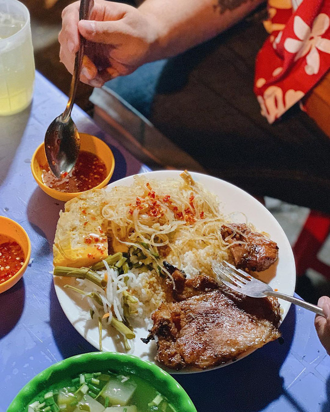 Thực tế, quán có tên là cơm tấm Huyền nằm trong một con hẻm trên đường Đinh Tiên Hoàng sầm uất. Mới nghe tên chắc ai cũng thấy "ớn lạnh" đôi chút, nhưng kỳ thực quán nổi tiếng còn bởi bí kíp món ăn khá đặc biệt so với nhiều nơi khác.