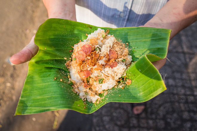 Xôi “nhà xác”: Vốn đơn thuần là một xe bán xôi ở đường Trần Phú, lại nằm ngay hai khu nhà tang lễ nên hàng xôi này mới có tên “rùng rợn” như vậy. Điểm nổi bật của quán là món xôi mặn ngon có tiếng, cùng với mức giá rất rẻ chỉ 10.000 đồng/suất.