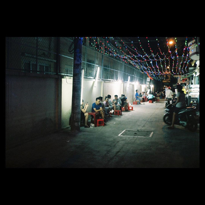 Cơm tấm "ma": Trên con đường Đinh Tiên Hoàng ở quận Bình Thạnh, có một quán cơm tấm hầu như chỉ xuất hiện khi trời chập choạng tối rồi lại biến mất khi trời tờ mờ sáng. Chính vì vậy, cái tên "cơm tấm ma" cũng gắn liền với quán này vì lẽ đó.