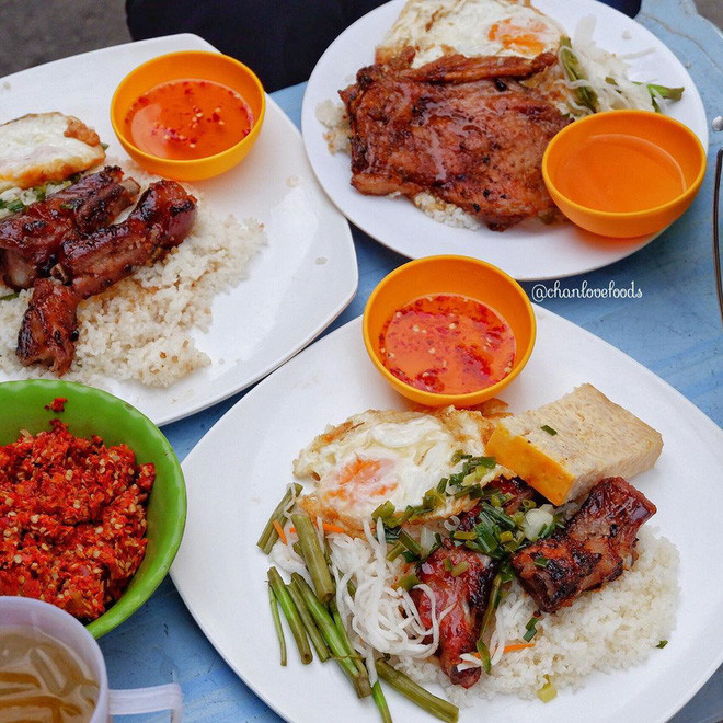 Bên cạnh cơm tấm sườn – bì – chả quen thuộc, khách có thể gọi thêm các món ăn kèm khác như gà nướng, các loại canh, súp. Chỉ bày vài ba chiếc bàn nhỏ dọc theo con hẻm với mức giá cũng không gọi là rẻ, thế nhưng quán ăn này vẫn không ngày nào thấy vắng bóng khách ghé thăm.