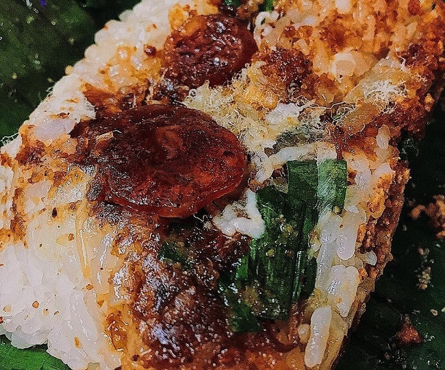 Xôi nóng hổi được bọc tinh tế trong lá chuối tạo nên cảm giác ngon miệng, ăn kèm với chà bông, lạp xưởng rưới thêm ít nước sốt cay và chút mỡ hành phi, khiến cho nhiều người ăn một lần mà nhớ mãi. Quán ăn đã có tuổi đời 40 năm và mở bán từ 16-24h hàng ngày. Ảnh: IT.