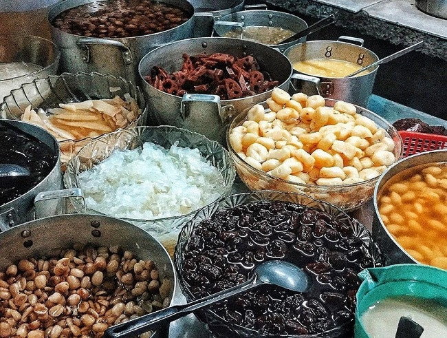 Chè “ma”: Đây là một tên thường gọi cho quán chè gốc Hoa nằm vỏn vẹn gần chợ vải Soái Kình Lâm (quận 5, TP. HCM). Quán chè nằm trong một căn nhà cổ có tuổi đời đã hơn 70 năm, được lưu truyền qua 4 thế hệ. Vì quán thường bán cho đến khuya, dưới ánh đèn đường lờ mờ và hiu hắt nên nhiều người đặt tên quán là “chè ma”.