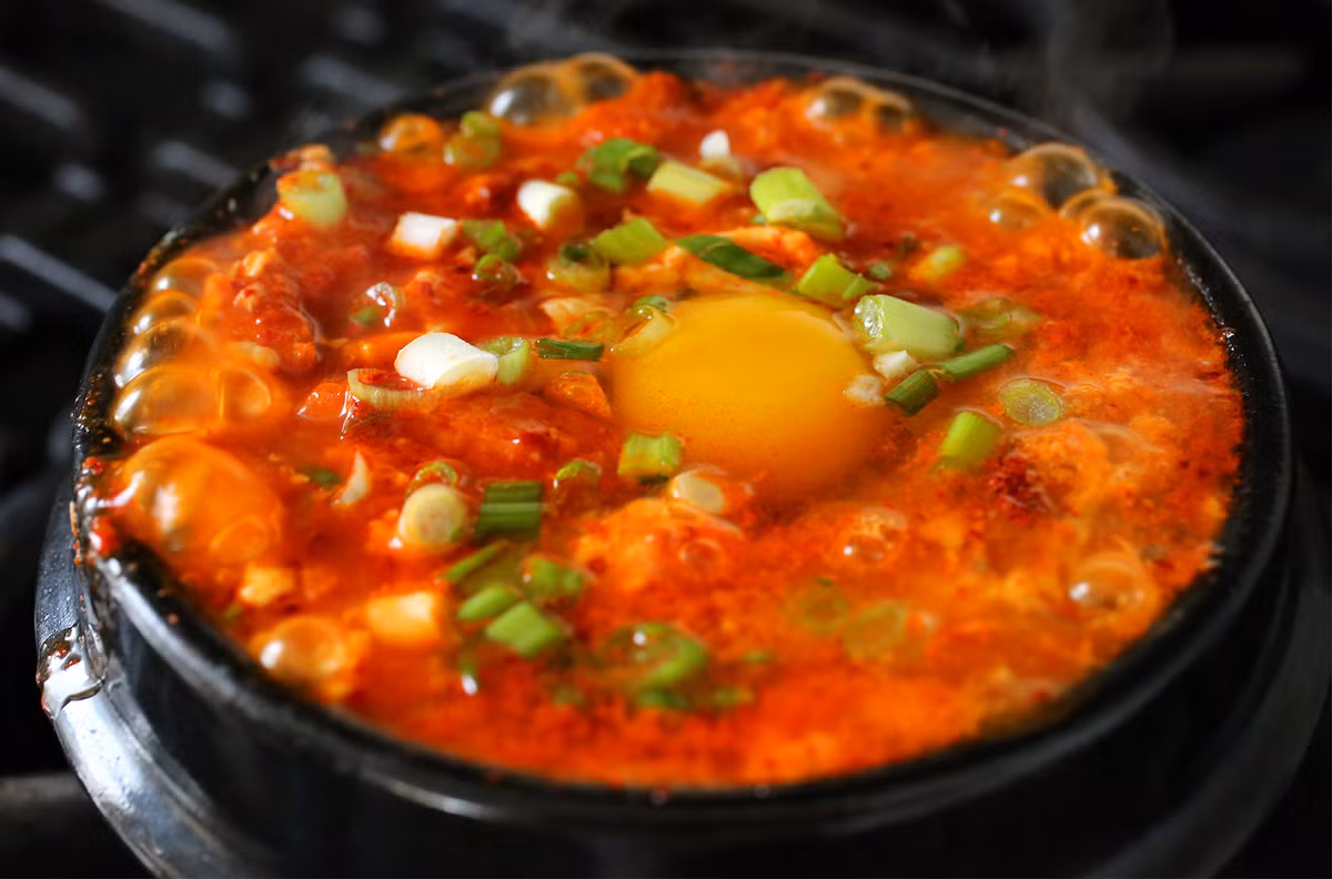 Soondubu Jjiage: Vị cay nồng của ớt bột và kimchi là điểm hấp dẫn của món đậu phụ hầm cay với cả thực khách và người Hàn Quốc đặc biệt là vào những ngày giá lạnh.