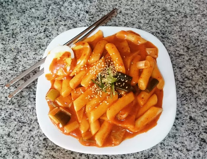 Nguyên liệu chính của món ăn này là các thanh bánh gạo dẻo cùng với những miếng chả cá mỏng nóng chung trong nước sốt tương ớt gochujang. Và tokbokki cũng có nhiều mức độ cay khác nhau tùy thuộc vào khẩu vị của từng người.