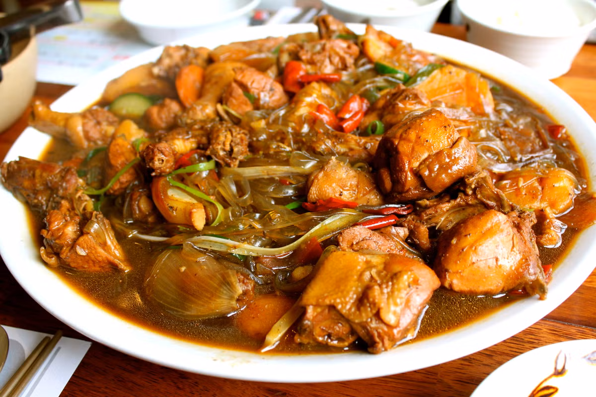 Jjimdak: Món ăn được chế biến bằng cách hầm thịt gà, hành tây, khoai tây, cà rốt, ớt, mì trộn cùng các loại gia vị khác. Điểm đặc biệt của món này nằm ở sốt cay đặc trưng (vốn đặc trưng làm từ siro ngô, dầu đậu nành, đường, hạt tiêu và tương ớt gochujang).