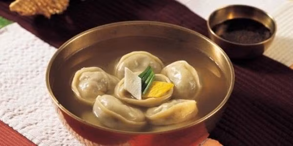 Ddoek mandu kuk là một trong những món ăn mùa đông được ưa chuộng vào những ngày cuối năm. Trong cái lạnh tê tái ở xứ Kim chi, còn điều gì tuyệt vời hơn việc được xì xụp bát canh nóng hổi này. Ddoek mandu kuk là loại canh được nấu từ bánh ddeok với mandu (gần giống với sủi cảo của Trung Quốc) cùng một số nguyên liệu như hành tây, trứng, hạt tiêu và rong biển.