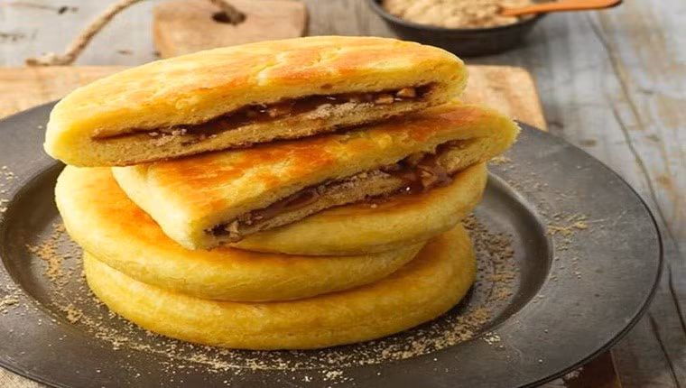 Bánh Hotteok: Bỏ qua những món với vị cay nồng, món bánh nướng hotteok lại thu hút thực khách ở vị ngọt của mật ong và vị béo của đậu phộng được giã nhuyễn được trộn với đường đen và quế.