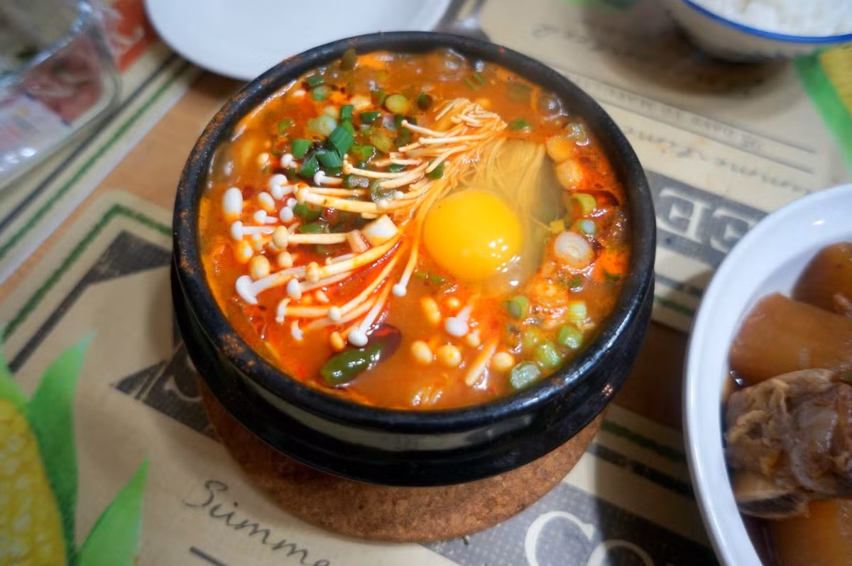 Món đậu phụ hầm được làm từ các nguyên liệu như đậu phụ, hải sản, hành tây, bí xanh và trứng. Du khách có thể thưởng thức món ăn này tại tất cả các nhà hàng và quầy ăn tại bất cứ thành phố nào của xứ sở kimchi.