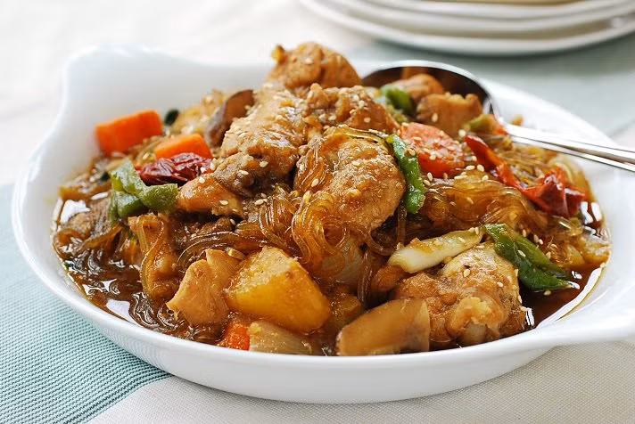 Món hầm bổ dưỡng này sẽ làm hài lòng bất cứ thực khách nào bởi vị ngon ngọt, đậm đà từ nước. Rất nhiều nhà hàng ở Hàn Quốc đều phục vụ món ăn mùa đông này.