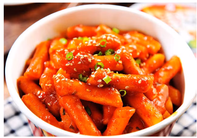 Tokbokki (Bánh gạo và chả cá Hàn Quốc): Bánh gạo mềm nấu cùng với chả cá trong phần nước sốt đỏ đầy bắt mắt từ lâu có mặt ở khắp mọi nơi trên Hàn Quốc, là món ăn khoái khẩu của mọi đối tượng du khách nước ngoài lẫn người dân địa phương.