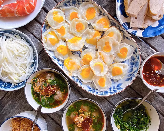 Theo dõi trang cá nhân của Tăng Thanh Hà sẽ thấy, trình nấu nướng của nữ diễn viên quả thật đáng ngưỡng mộ. Ngày nghỉ, Hà Tăng dành cả buổi để chế biến bánh căn xíu mại Đà Lạt cho cả nhà.