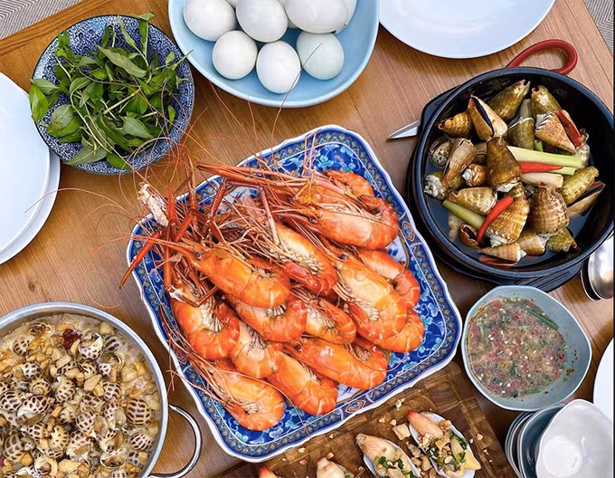 Khác với những bữa tiệc hoành tráng trước đây, tổ chức cho đại gia đình hay nhóm bạn, bữa ăn này chỉ phục vụ các thành viên trong nhà nên khẩu phần được Tăng Thanh Hà cân đối lại gồm 4 món hải sản và trứng vịt lộn để lót dạ.